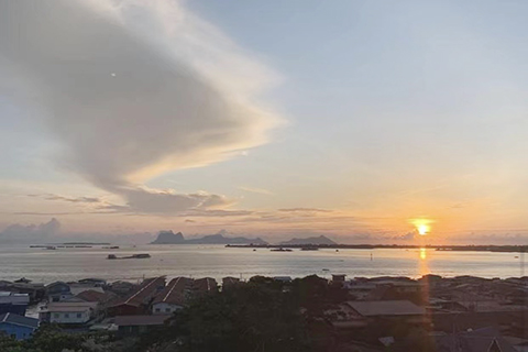 仙本拿小鎭拍日出。