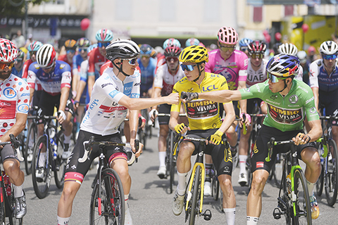 ◎ 德國選手西蒙.格施克身穿最佳登山者的圓點球衣,斯洛文尼亞選手塔德傑.保加查身著最佳年輕騎手的白色球衣,丹麥選手喬納斯.雲格高身著總冠軍的黃色球衣,比利時選手沃特.范阿爾特身著最佳短跑運動員的綠色球衣,齊在等待環法自行車賽第十七賽段開始。(美聯社)