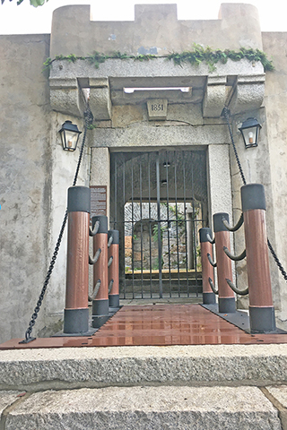 吊橋設計的炮台大門