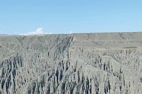 獨山子大峽谷中的丹霞地表