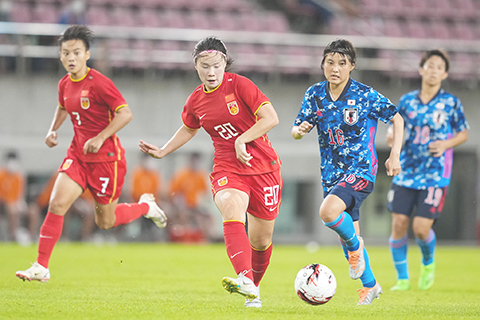 ◎ 七月二十六日,中國隊球員肖裕儀(左二)帶球進攻。在日本茨城縣鹿島市舉行的二0二二東亞杯女足小組賽第三輪比賽中,中國女足0比0戰平日本女足。(新華社記者 張笑宇 攝)