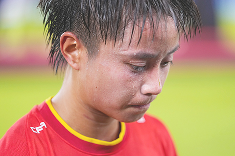 ◎ 七月二十六日,在二0二二年東亞杯女足賽最後一輪比賽中,中國女足以0比0戰平日本隊,大比分一勝二平獲得本屆東亞杯足球賽女足亞軍,日本隊奪得冠軍。中國女足新秀張琳艷見無緣冠軍,淚凝於睫。(新華社記者 張笑宇 攝)