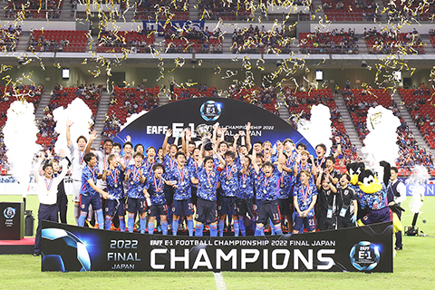 ◎ 七月二十七日,二0二二東亞杯男子足球第三輪比賽中,日本隊以三比0戰勝韓國隊,從而以二勝一平的戰績獲得冠軍。日本隊在領獎後慶祝。(新華社發 日本足球協會供圖)