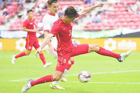 ◎ 七月二十七日,中國國家男子足球選拔隊球員吳少聰(右)在防守中國香港隊球員安永佳。在日本愛知縣豐田市舉行的二0二二東亞杯足球賽第三輪比賽中,中國國家男子足球選拔隊以一比0戰勝中國香港隊,以一勝一平一負,獲季軍的成績,結束本屆東亞杯之旅。(新華社記者 張笑宇 攝)