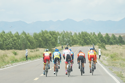◎ 七月三十一日,環湖賽車手們在位於青海省海西蒙古族藏族自治州的京藏高速公路上騎行。當日,二0二二「天佑德杯」第二十一屆環青海湖國際公路自行車賽進入「最美賽段」(青海湖景區-茶卡壹號.鹽湖景區)的比賽。本賽段全長一百四十公里,共設兩個途中衝刺點,一個一級爬坡點(海拔三千七百九十八米)。(中新社記者 馬銘言 攝)