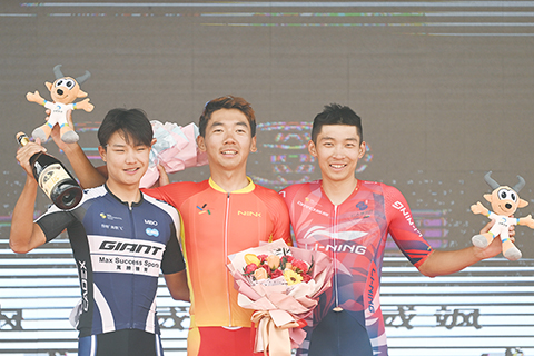 ◎ 七月三十一日,獲得第五賽段前三的甘肅體彩隊選手彭鑫(中)、捷安特洲際隊選手吳俊傑(左)、李寧之星洲際隊選手牛益逵在領獎台上合影。當日,第二十一屆環青海湖國際公路自行車賽進行第五賽段青海湖景區至茶卡壹號.鹽湖景區的角逐。(新華社記者 張龍 攝)