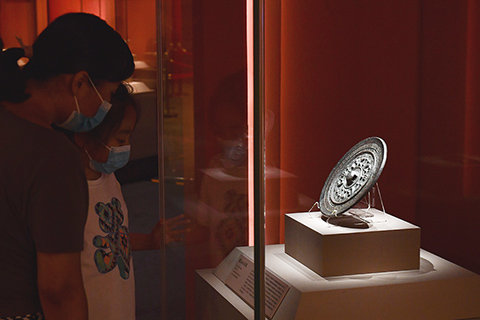 7月27日,家長帶小朋友參觀展出的《鼉龍鏡》(日本)。(中新社記者 田雨昊攝)