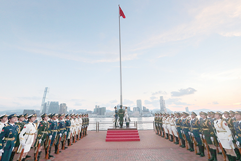 ◎ 八月一日,為慶祝建軍九十五周年,中國人民解放軍駐香港部隊在中區軍用碼頭舉行升國旗儀式。(中新社發 易定 攝)