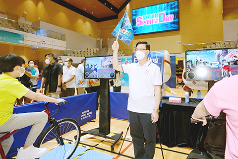 ◎ 八月七日,香港特區政府康樂及文化事務署(康文署)舉辦「全民運動日二0二二」,香港特區行政長官李家超在荃灣體育館參與體育同樂活動。中新社發 香港特區政府新聞處 供圖)