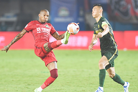 ◎ 八月七日,河南嵩山龍門隊球員卡蘭加(左)在比賽中拼搶。(新華社記者 李嘉南攝)