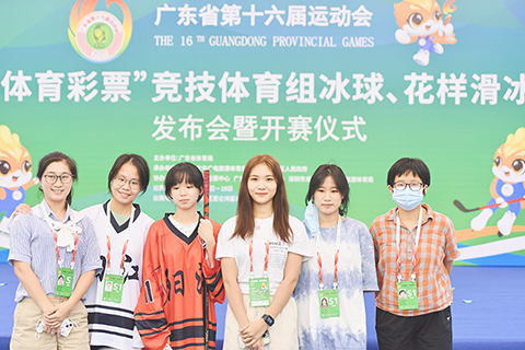 ◎ 八月七日,廣東省第十六屆運動會「中國體育彩票」競技體育組冰球、花樣滑冰比賽發佈會暨開賽儀式在深圳昆侖鴻星冰球俱樂部舉行。比賽將於八月八日至十二日舉行。圖為出席開賽儀式的冰球運動員等。(中新社記者 陳文攝)