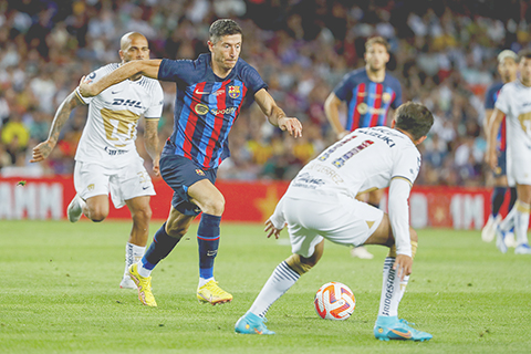 ◎ 利雲度斯基(中)昨晨攻入在巴塞首個入球。(美聯社)