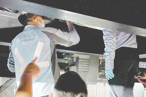 ◎ 勞工局人員在事故發生後即時到場了解情況。