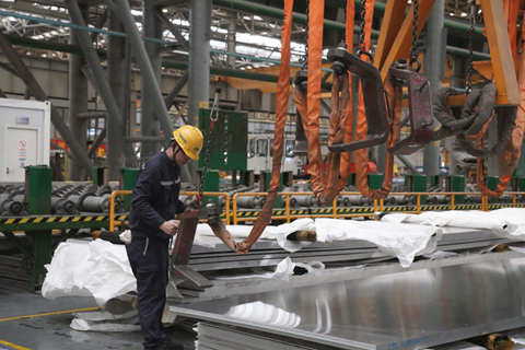 圖為6月6日，廣西南南鋁加工有限公司車間內，工人正為鋁材吊裝做準備。(中新社記者 王以照攝)