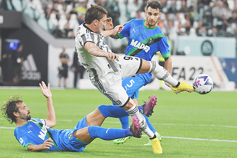 ◎ 華荷域(中)昨役為祖記梅開二度。(新華社發)