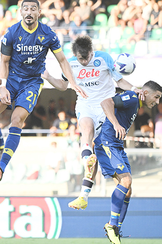 ◎ 卡華拉斯希利亞(中)為拿玻里追平維羅納一比一。(新華社發)