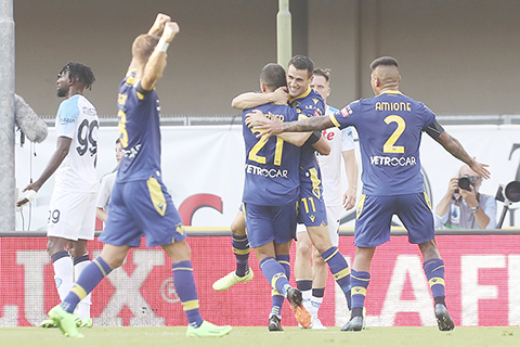 ◎ 維羅納隊員慶祝先破拿玻里大門,想不到引來「大屠殺」。(美聯社)