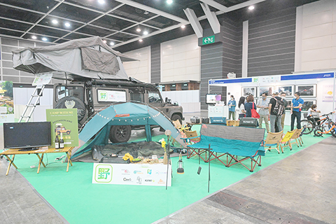 ◎ 八月十八日,二0二二香港國際旅遊展在香港會議展覽中心開幕,展期共四天,參展國家及地區數目達二十七個。圖為展位展出車中泊用具。(中新社記者 陳永諾 攝)