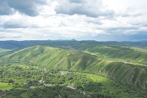 資料圖為2022年6月23日拍攝的位於內蒙古興安盟阿爾山市的連綿的山峰(無人機照片)。(新華社記者 貝赫 攝)