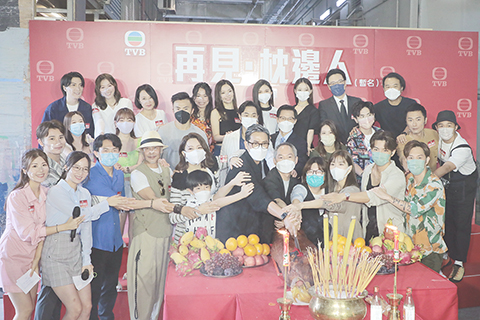 ◎ 八月二十四日,香港無線電視藝人出席於將軍澳電視城舉行的電視劇《再見.枕邊人》宣傳活動。圖為切燒豬儀式。