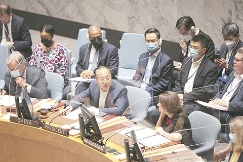 ◎ 當地時間八月二十四日,聯合國安理會在紐約聯合國總部就烏克蘭問題舉行公開會。圖為安理會本月輪值主席、中國常駐聯合國代表張軍主持會議。(中新社)