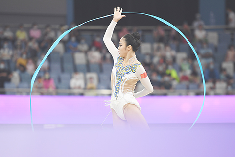 ◎ 八月二十六日,趙雅婷進行帶操比賽。「韻味杭州」二0二二年全國藝術體操冠軍賽在浙江杭州舉行,趙雅婷收穫成年個人單項賽圈操、棒操、帶操三個金牌。(中新社記者 王剛 攝)