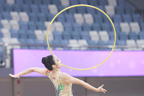 ◎ 八月二十六日,趙雅婷進行圈操比賽。趙雅婷收穫成年個人單項賽圈操、棒操、帶操三個金牌。(中新社記者 王剛 攝)