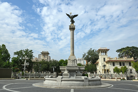 ◎ 天津意式風情區內拍攝的意式雕塑和建築群(七月廿八日攝)。(新華社記者孫凡越 攝)