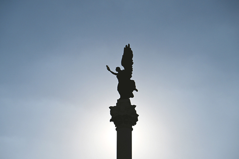 ◎ 天津意式風情區內的一座意式雕塑(七月廿三日攝)。(新華社記者孫凡越 攝)