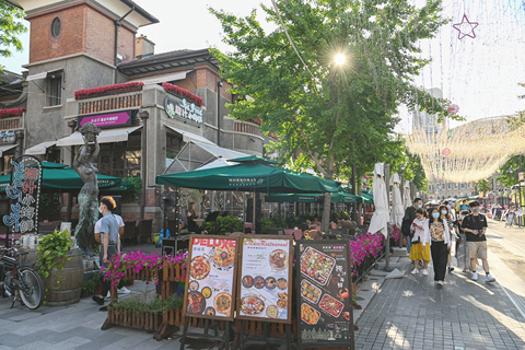 ◎ 傍晚時份,遊客在天津意式風情區內遊覽(七月廿三日攝)。(新華社記者孫凡越 攝)