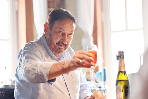 ◎ 意大利人雷納托·佩戈拉羅在他的餐廳內忙碌(七月廿五日攝)。(新華社記者李然 攝)