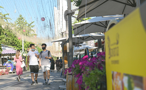 ◎ 傍晚時份,遊客在天津意式風情區內遊覽(七月廿三日攝)。(新華社記者孫凡越 攝)