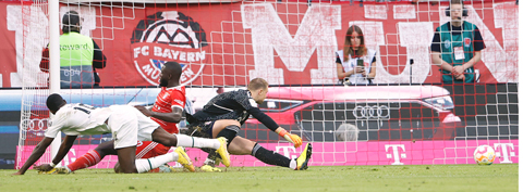 ◎ 八月二十七日,慕遜加柏隊球員圖拉姆(左)射門得分。二0二二至二0二三賽季德國足球甲級聯賽第四輪比賽,拜仁慕尼黑隊主場以一比一戰平慕遜加柏隊。(新華社發 菲利普.魯伊茲 攝)