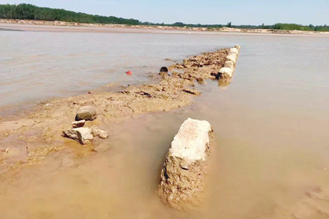 因黃河水位下降,古齊東縣城部分城牆遺跡裸露。