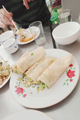 濱州市特色傳統名點鍋子餅用單餅卷肉或蛋。