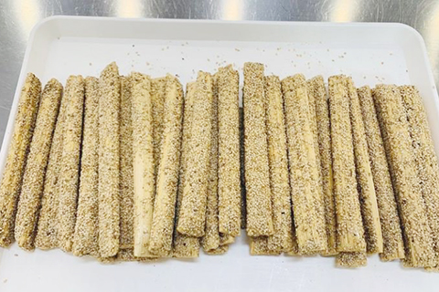 柔軟適中的芝麻酥糖,拉白好的白糖和黑芝麻層次豐富。