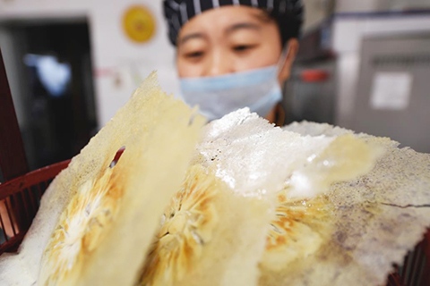 紙皮包子中的山藥汁筋道耐拉,可把麵皮擀到極薄。