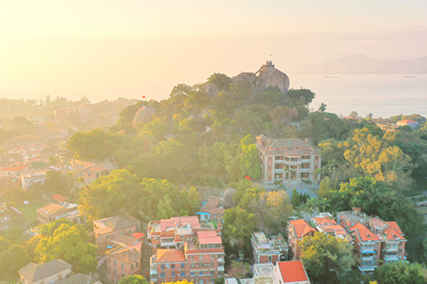 2022年1月1日,廈門鼓浪嶼沐浴在新年第一縷陽光中(無人機照片)。 (新華社發 孫二偉 攝)