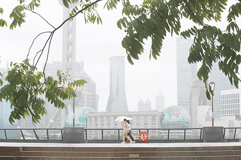◎ 九月五日,上海,遊客冒雨在外灘遊覽。據上海市氣象局消息,當日十五時,颱風「軒嵐諾」位於上海偏東方向約三百五十八公里的海面上(北緯三十一點三度,東經一百二十五點七度),已越過上海同緯度。(中新社記者 張亨偉 攝)