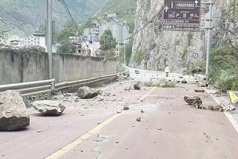 ◎ 山石掉落在四川省甘孜州瀘定縣冷磧鎮附近的道路上(九月五日攝)(新華社發)