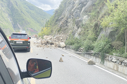 ◎ 這是九月五日四川省森林消防總隊甘孜支隊在前往瀘定縣的路上發現的塌方情況。(新華社發)