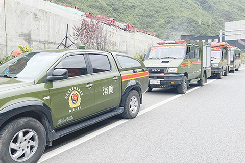 ◎ 九月五日,四川森林消防總隊甘孜支隊組織開展救援。(新華社發 魏紅 攝)