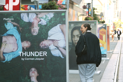 ◎ 當地時間九月八日,為期十一天的第四十七屆多倫多國際電影節正式揭幕。這是該電影節自新冠疫情出現以來首度全面恢復線下運作。圖為參加本屆電影節展映的影片海報吸引行人目光。