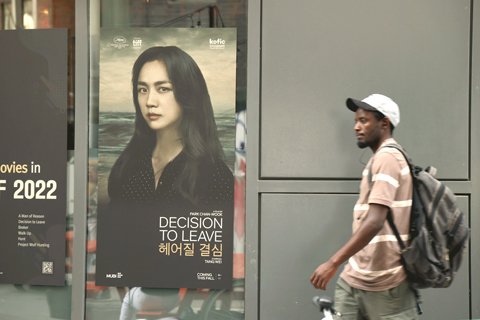 ◎ 當地時間九月八日,為期十一天的第四十七屆多倫多國際電影節正式揭幕。這是該電影節自新冠疫情出現以來首度全面恢複線下運作。圖為行人從演員湯唯主演的韓國影片《分手的決心》海報前經過。