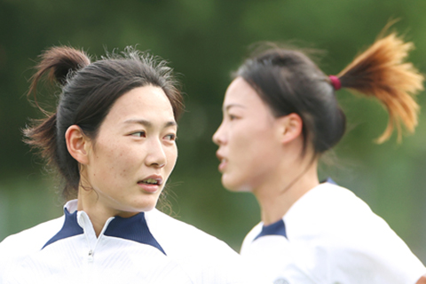 ◎九月十六日,楊莉娜(左)和李夢雯參加賽前訓練。租借加盟巴黎聖日門女足的中國女足國腳楊莉娜、李夢雯在位於巴黎近郊布日瓦勒的訓練基地參加賽前訓練。法甲巴黎聖日門俱樂部九月十三日宣佈,中國女足國腳楊莉娜租借加盟「大巴黎」女足,租借期至二0二三年六月。這是繼李夢雯後,本賽季第二位加盟巴黎聖日門的中國女足球員。(新華社記者 高靜攝)
