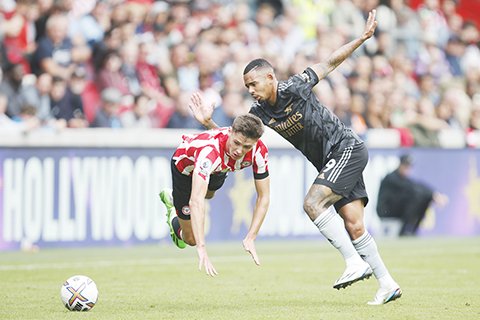 ◎ 捷西斯(右)昨夜為阿仙奴領先至二比0(美聯社)