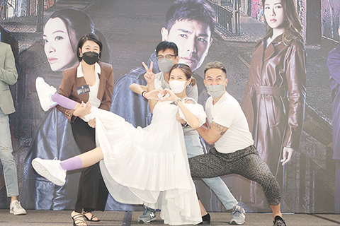 ◎ 電視劇《黯夜守護者》宣傳活動日前假香港荃灣一商場舉行,出席活動的藝人在遊戲比賽中。《黯夜守護者》為電視廣播有限公司拍攝製作的時裝警匪電視劇。