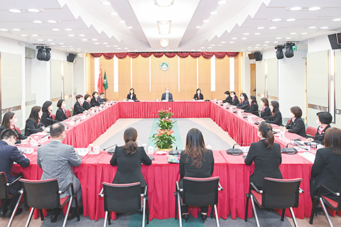 ◎ 行政長官賀一誠會見澳門婦女聯合總會一行,就制定二零二三年財政年度施政報告聽取意見和建議。