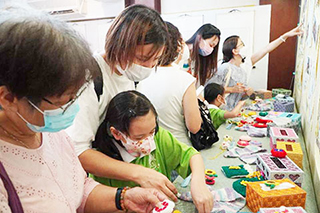 ◎ 靜態成果展上,家長與孩子觀賞作品。