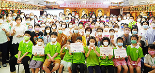 ◎ 都市佛學院師長及家長、學員大合照。圖╱人間社記者魏春光